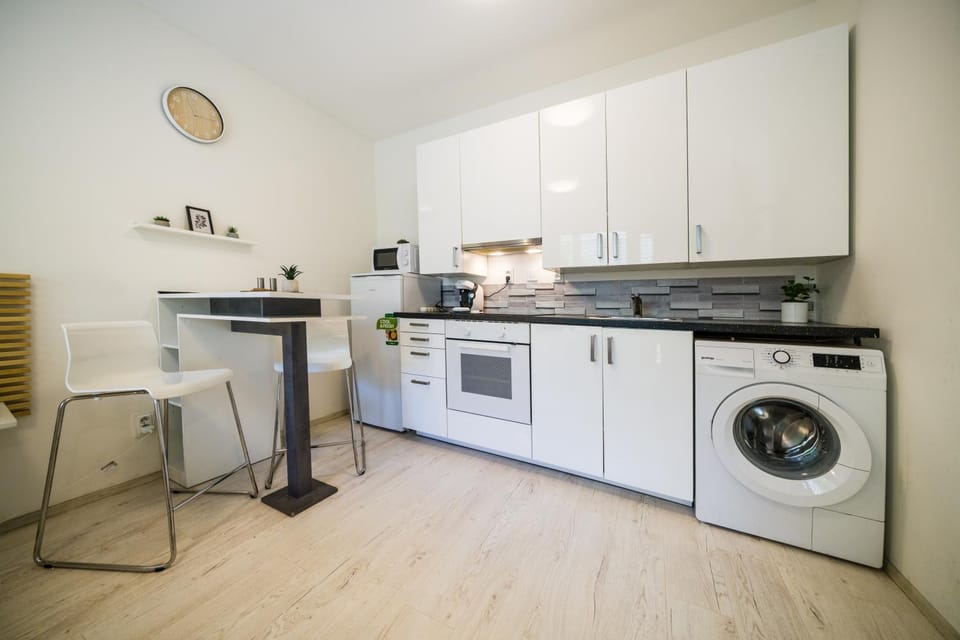 Kitchen or kitchenette, oven