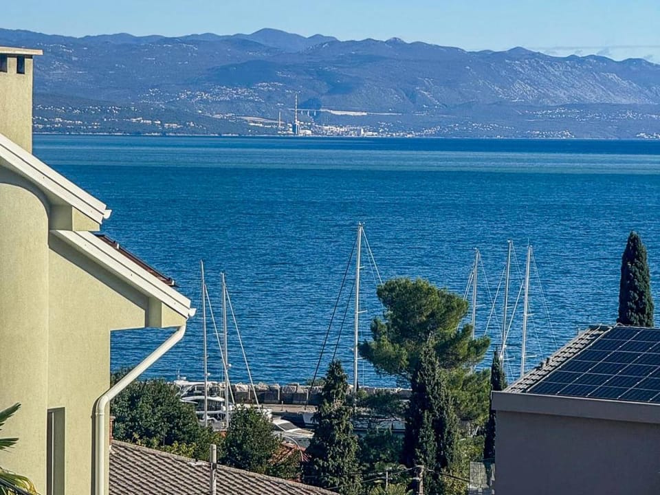 Apartment with pool and garage 100m from the sea in Villa Calista Apartment in Primorje-Gorski Kotar County