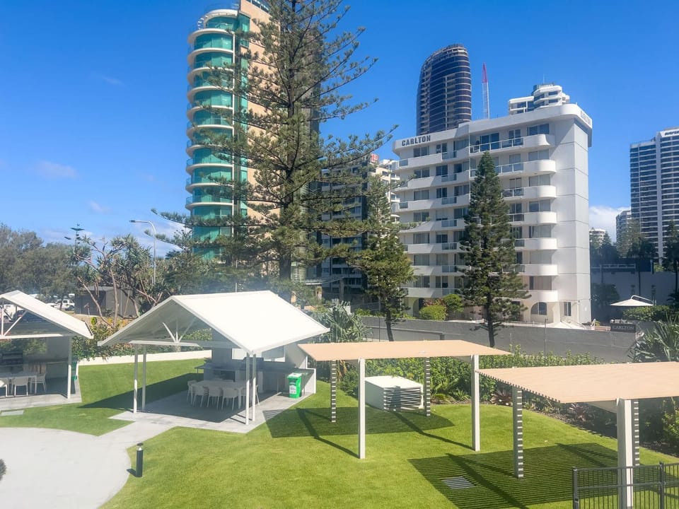 Straight to the Beach Apartment in Surfers Paradise
