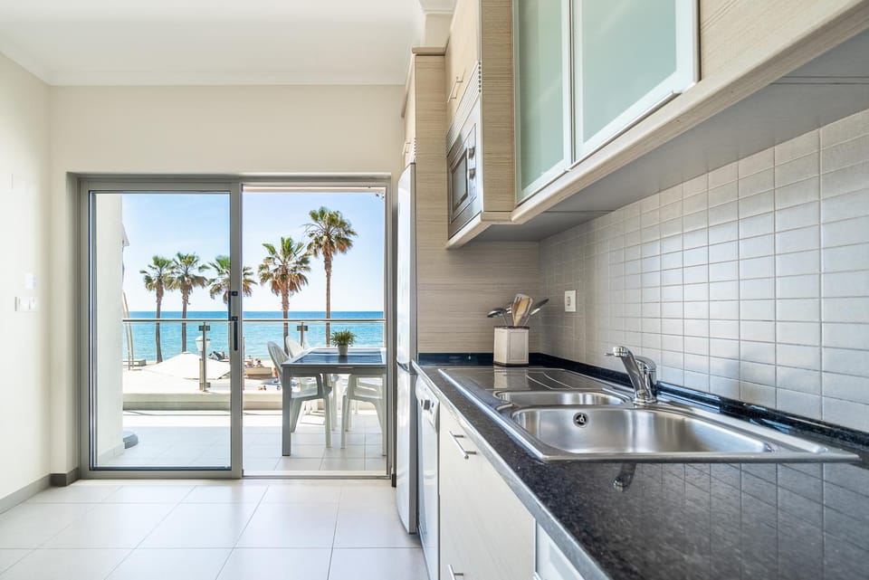 Kitchen or kitchenette, Dining area, Sea view