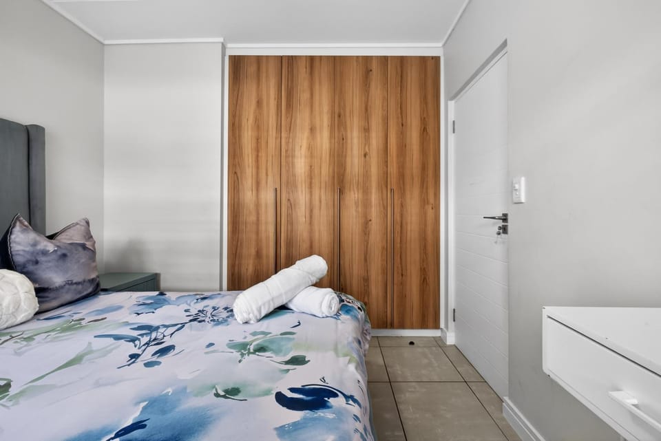 Photo of the whole room, Bedroom, wardrobe