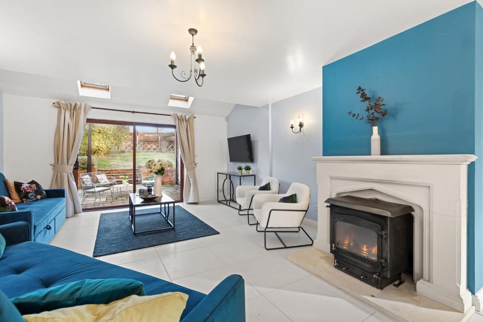 TV and multimedia, Living room, Seating area, Garden view, fireplace