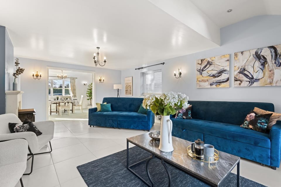 Seating area, Dining area