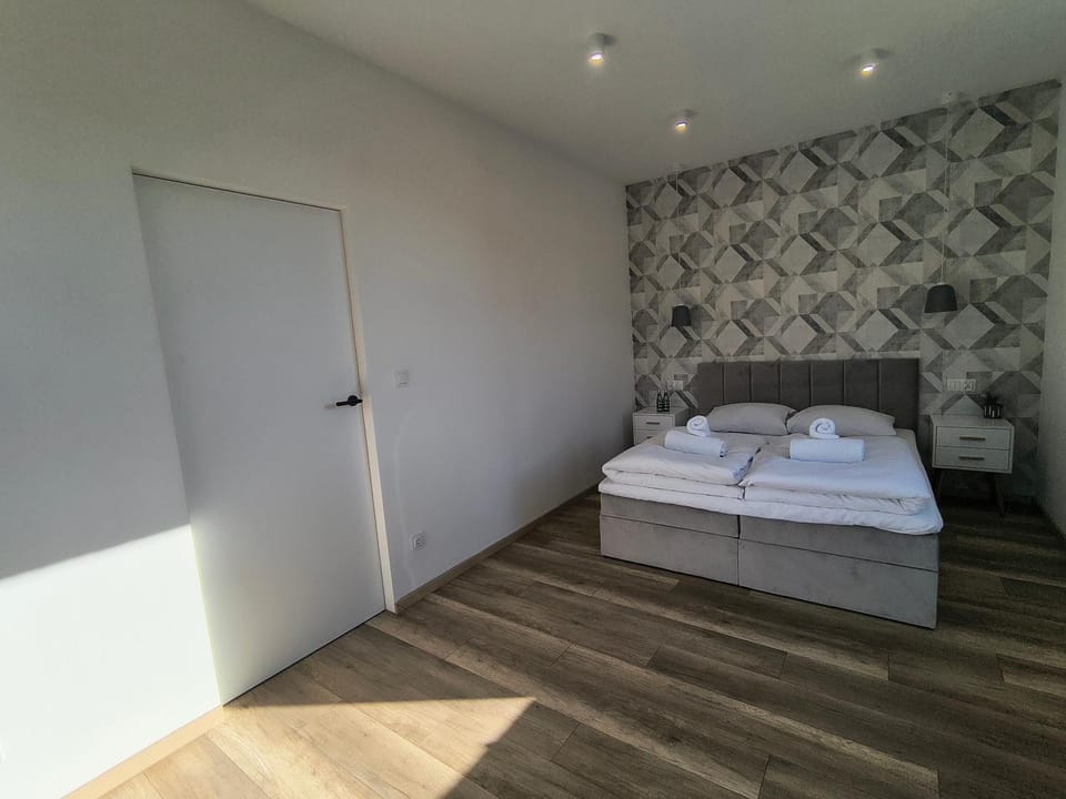 Bed, Bedroom, towels