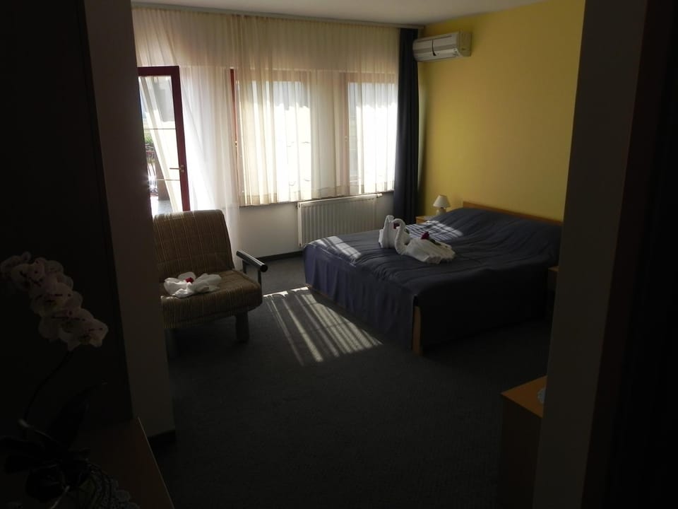 Day, Photo of the whole room