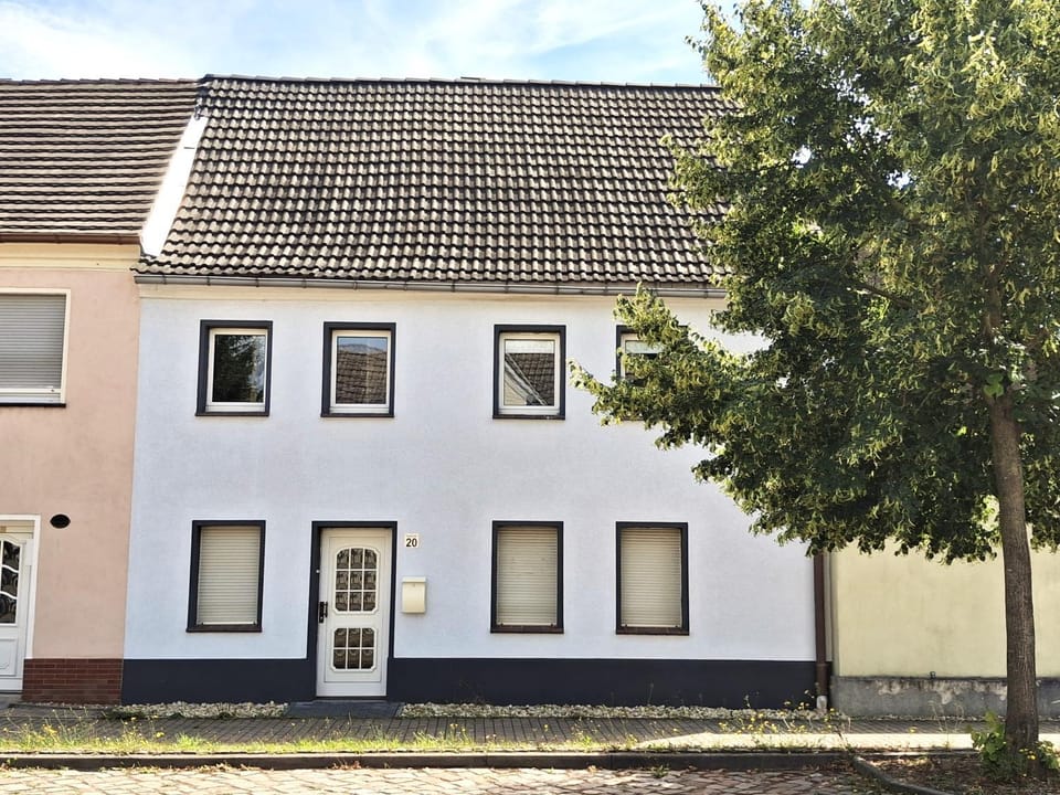 Property building, Day