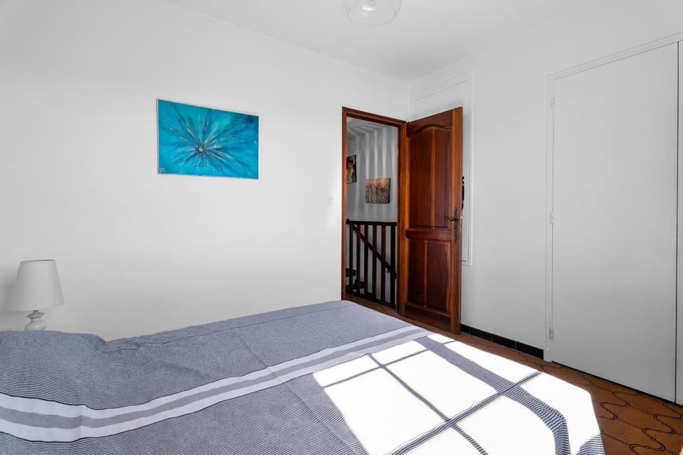 Property building, Living room, Bedroom