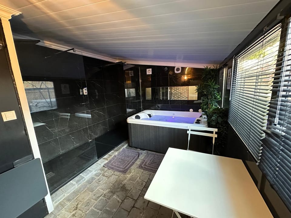 Jacuzzi et Cinéma, Merignac2 Apartment in Mérignac