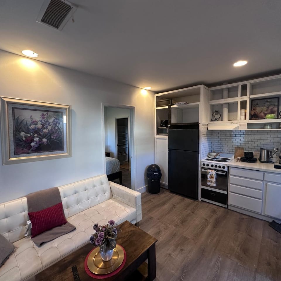 Pet Friendly Private Guest Suite in Northridge Bed and Breakfast in Northridge
