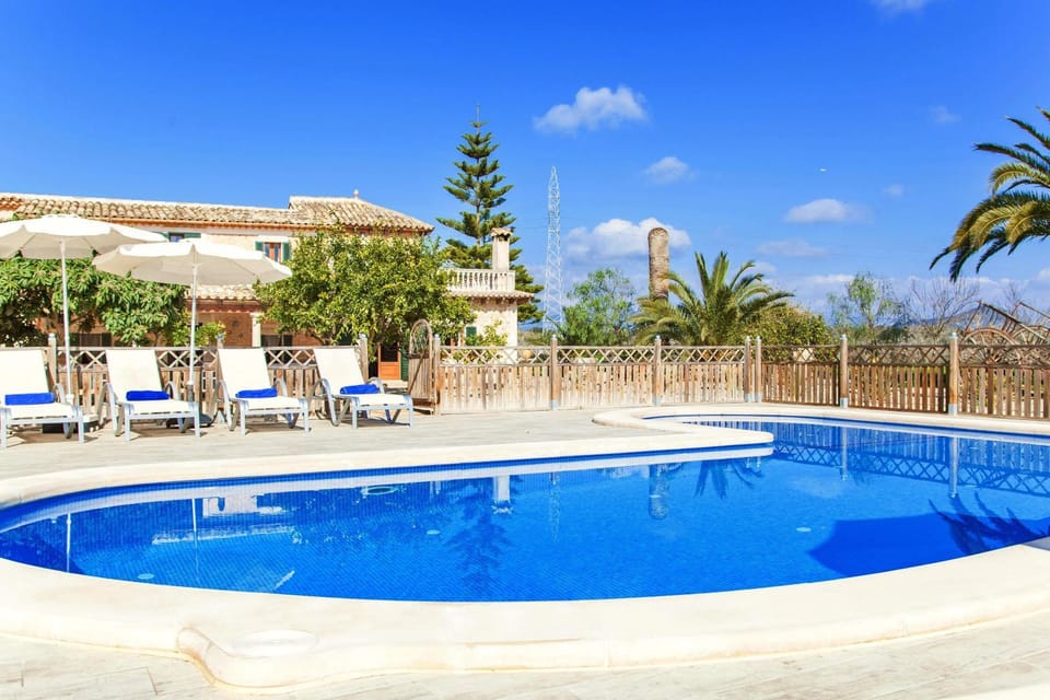 Swimming pool, sunbed