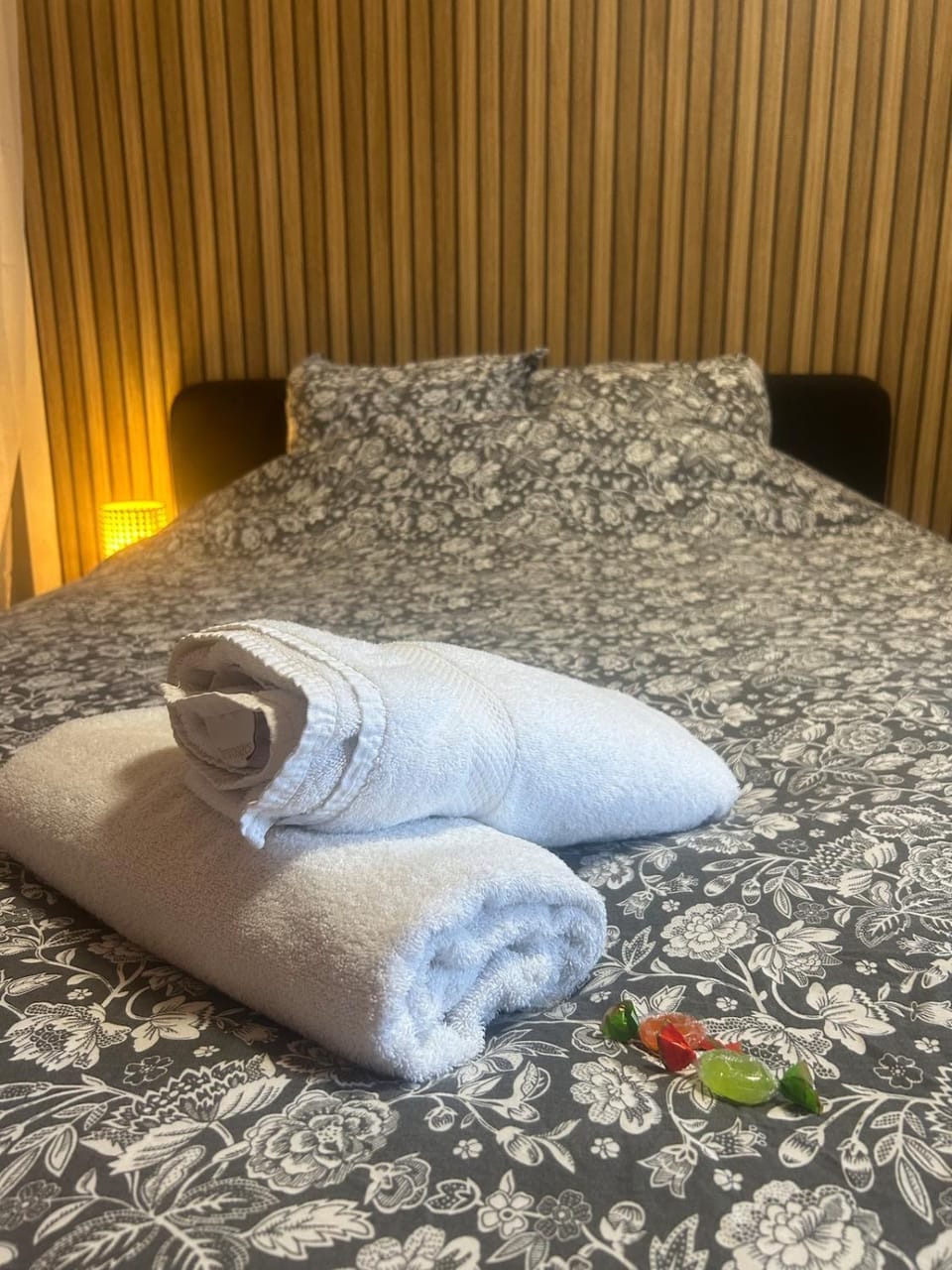 Bed, towels