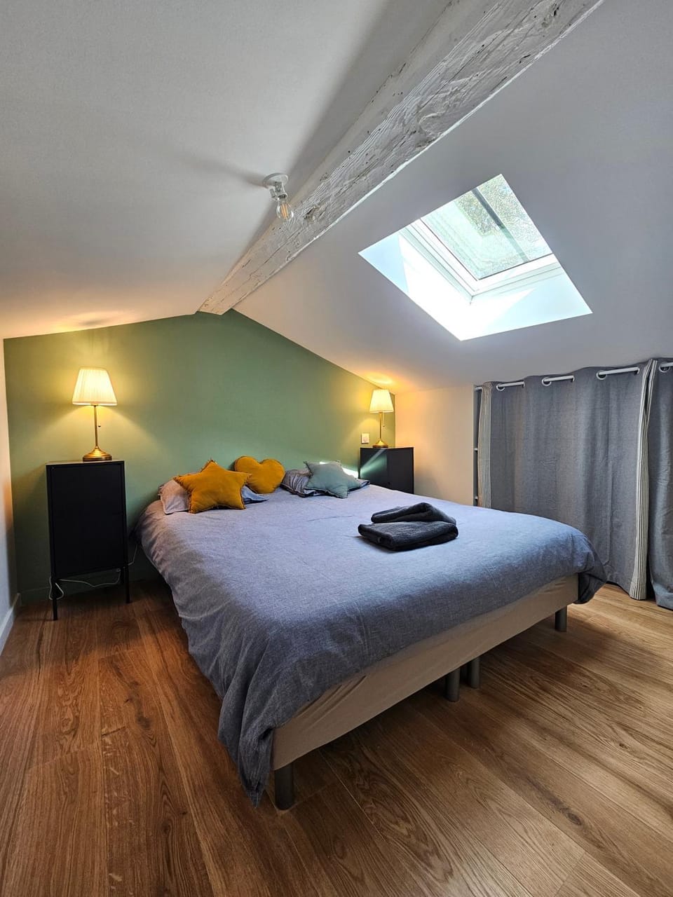 Bed, Photo of the whole room, Bedroom