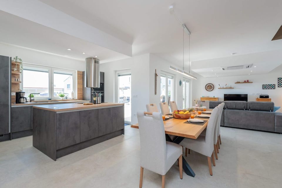 Kitchen or kitchenette, Living room, Seating area, Dining area