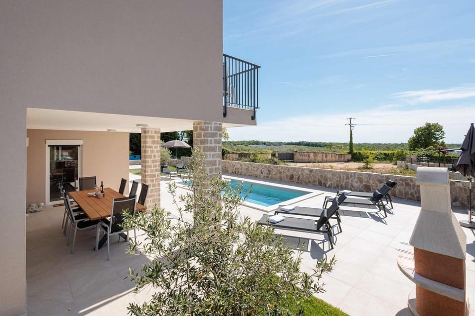 Property building, Natural landscape, Balcony/Terrace, Pool view, Swimming pool, sunbed