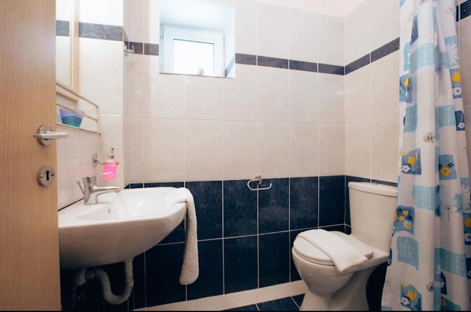Shower, Toilet, towels