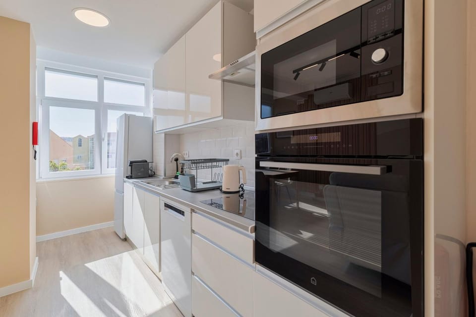 View (from property/room), Kitchen or kitchenette, City view, dishwasher, microwave, oven, stove