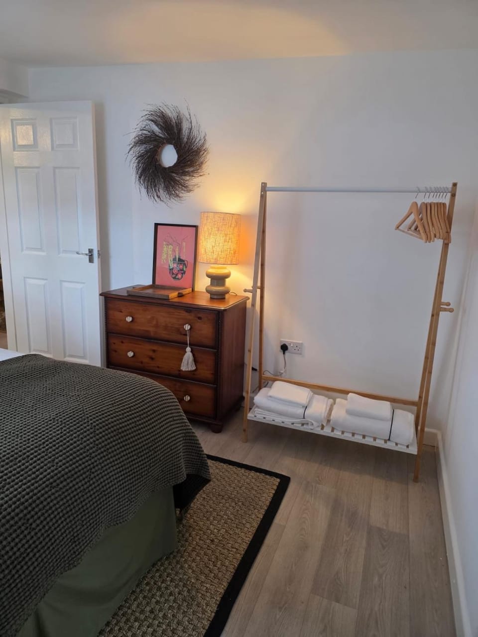 Cosy Canal-side lodge with log burner House in Wychavon District