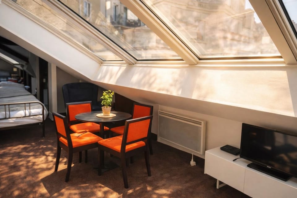 L’Écrin Sous les Toits – Coeur de Paris Apartment in Paris