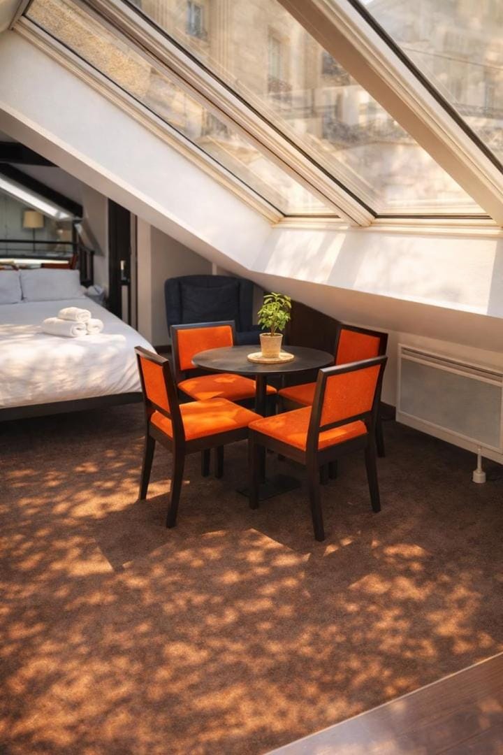 L’Écrin Sous les Toits – Coeur de Paris Apartment in Paris
