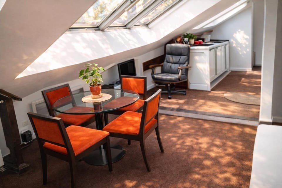 L’Écrin Sous les Toits – Coeur de Paris Apartment in Paris