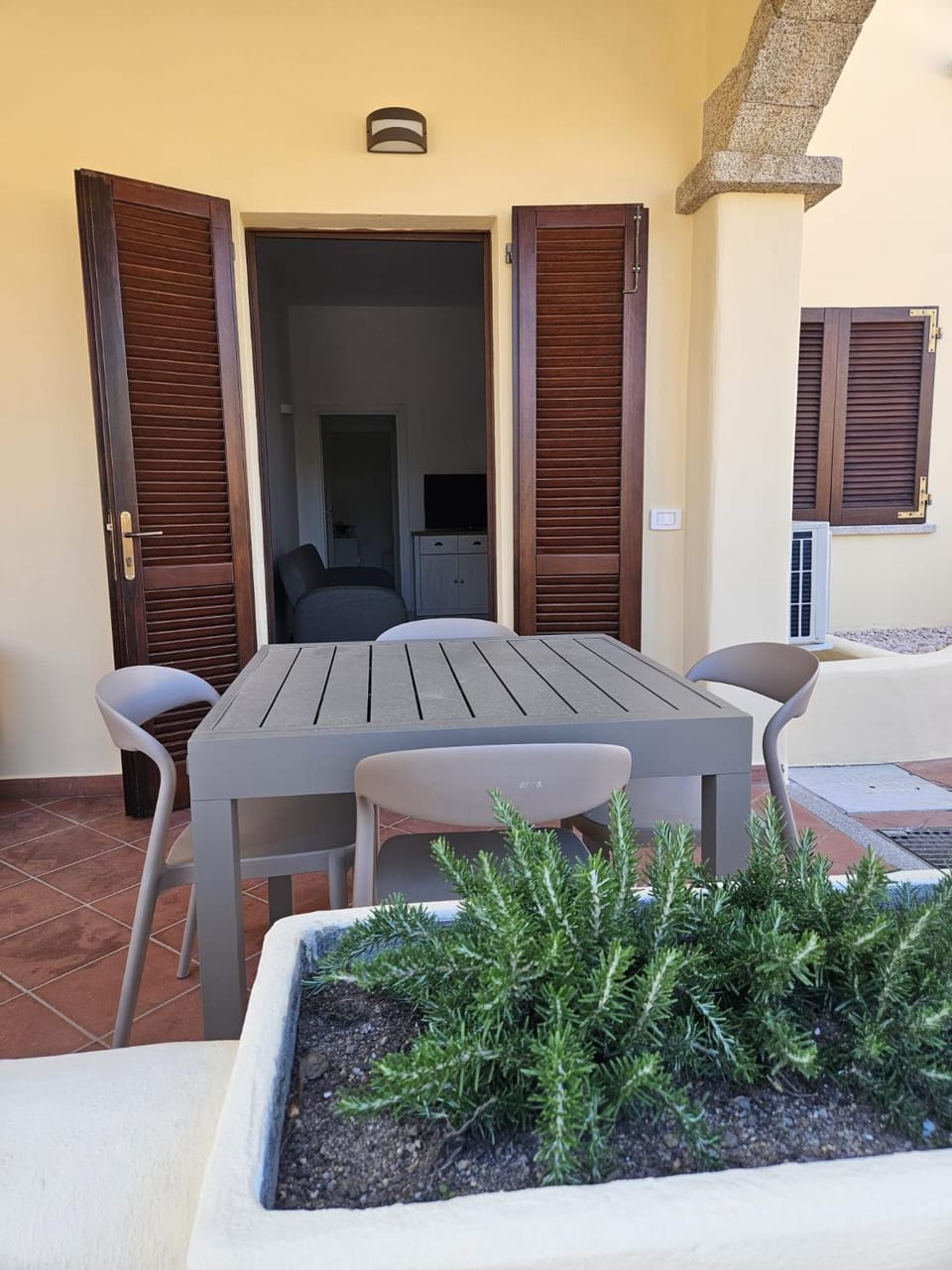 Property building, Balcony/Terrace, Dining area