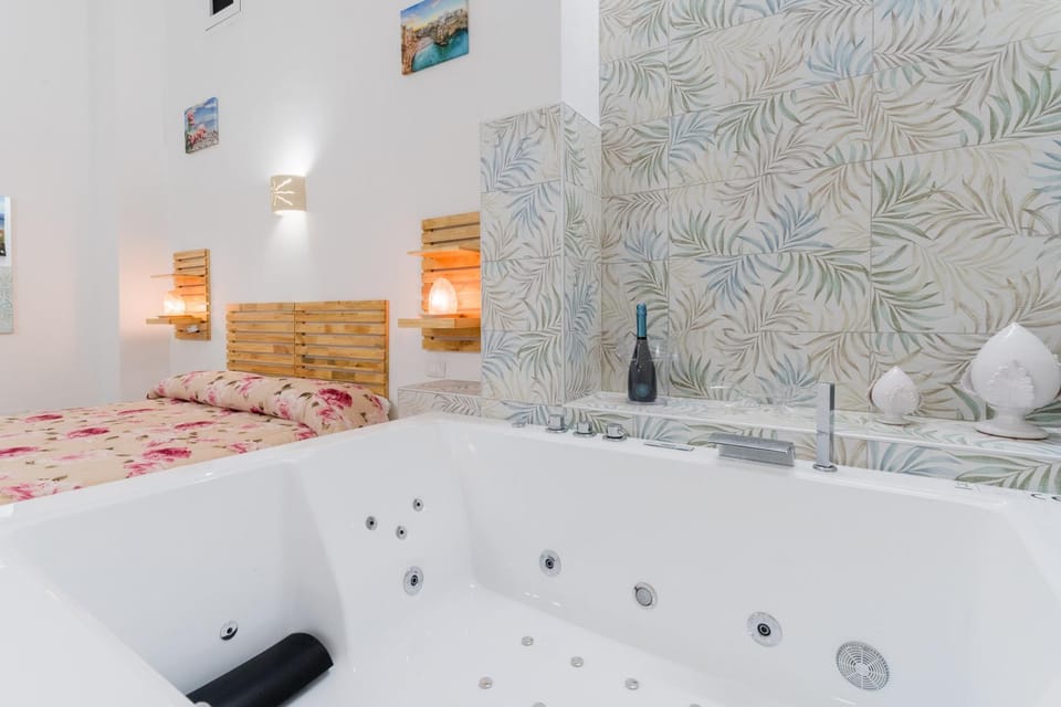 Hot Tub, Bedroom