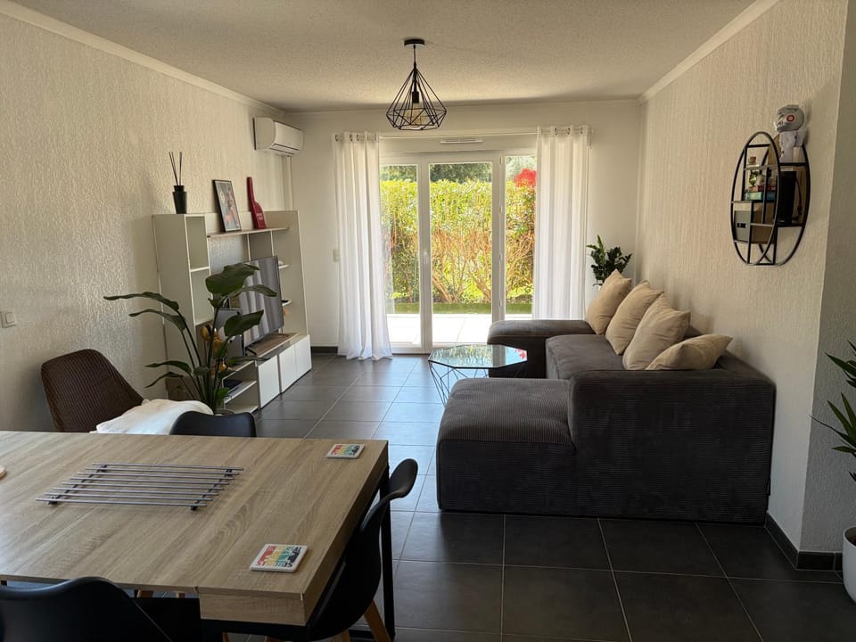 Appartement 65m2 avec Piscine et Rez de jardin 80m2 Apartment in Fréjus