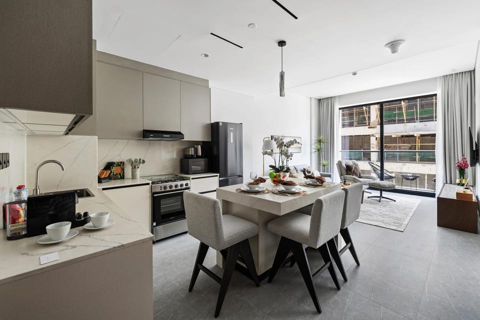 Coffee/tea facilities, Kitchen or kitchenette, Living room, Food and drinks, Seating area, Dining area, Food, dishwasher, minibar, oven, pet friendly, stove, toaster