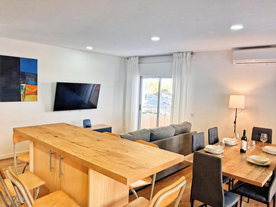 Large 2 bedroom flat with swimming pool and air-conditioning Apartment in Portimao