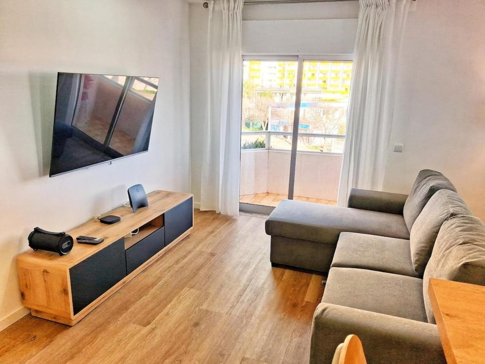 Large 2 bedroom flat with swimming pool and air-conditioning Apartment in Portimao