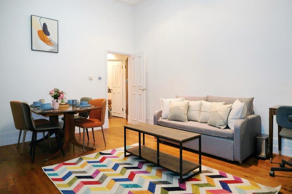 Seating area, Dining area