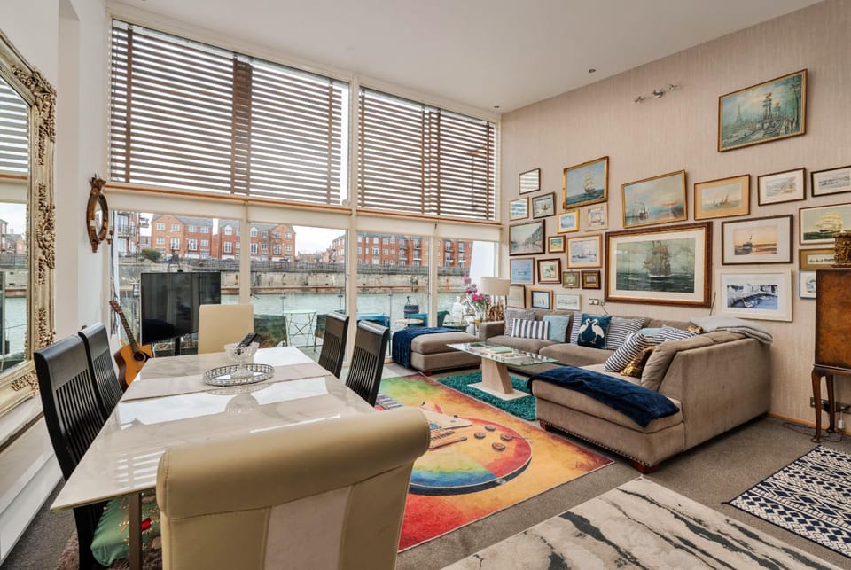 Communal lounge/ TV room, Living room