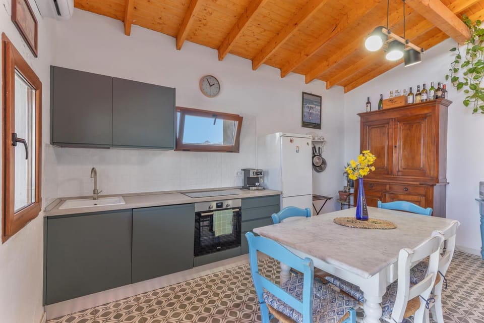 Property building, Kitchen or kitchenette, Living room