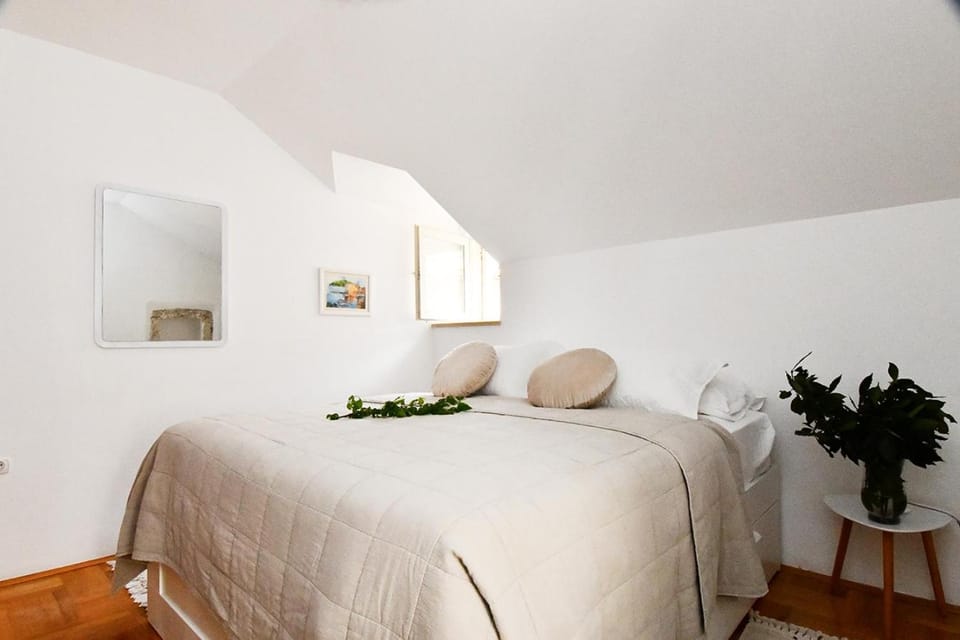 Bed, Decorative detail, Bedroom