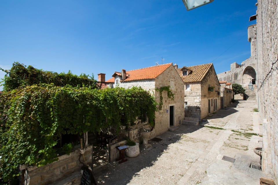 Property building, Off site, Day, Other, Landmark view, Street view