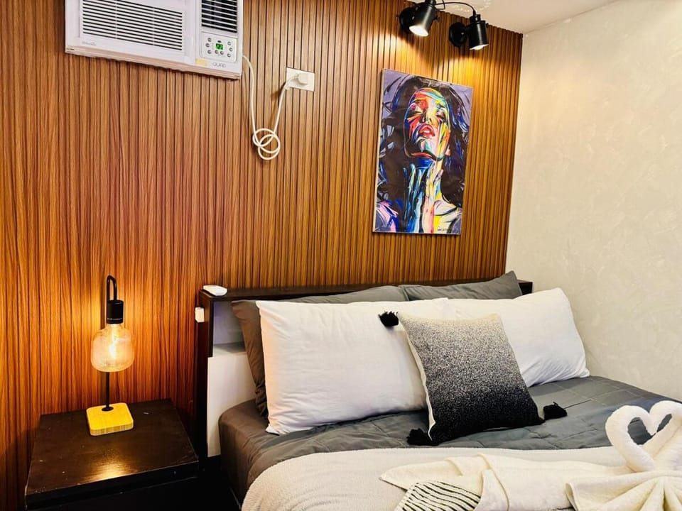 Cozy Modern Studio Walk to Venice Grand Canal Apartment in Makati