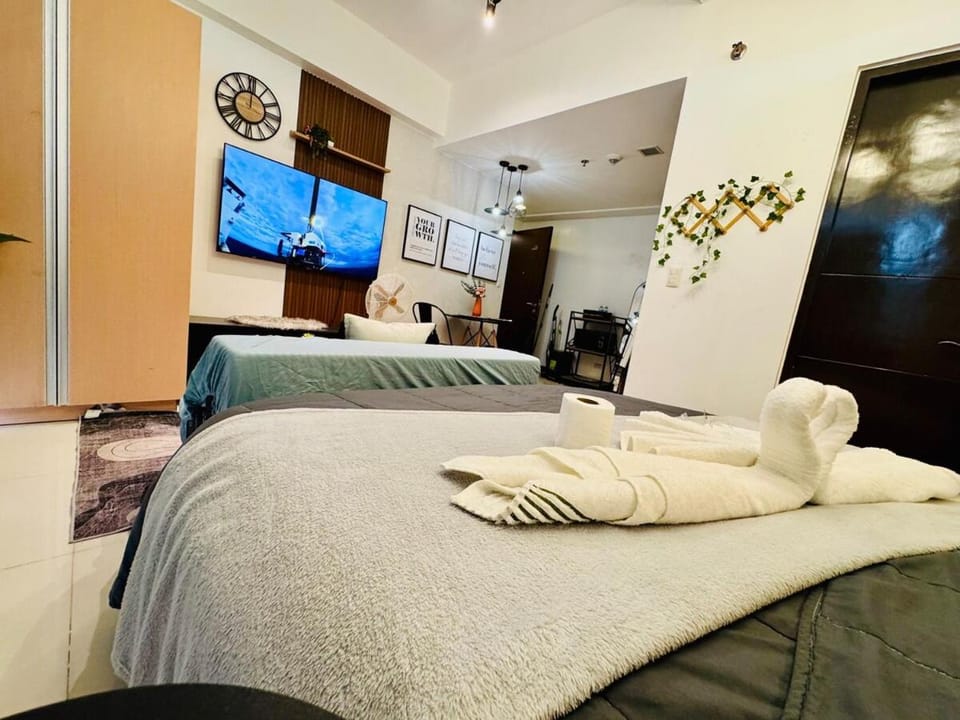 Cozy Modern Studio Walk to Venice Grand Canal Apartment in Makati