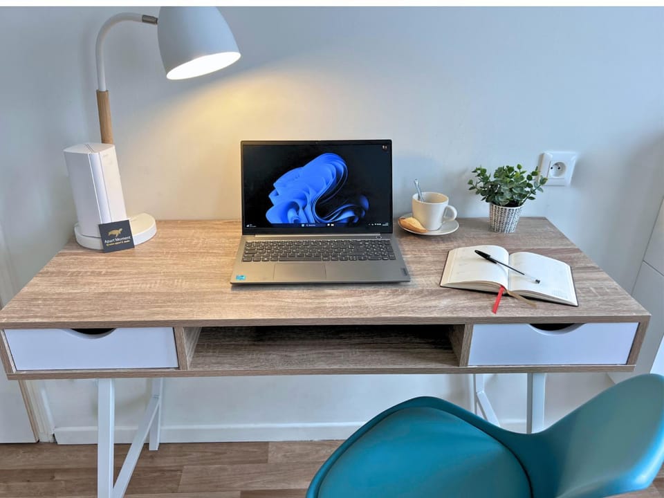 Seating area, internet