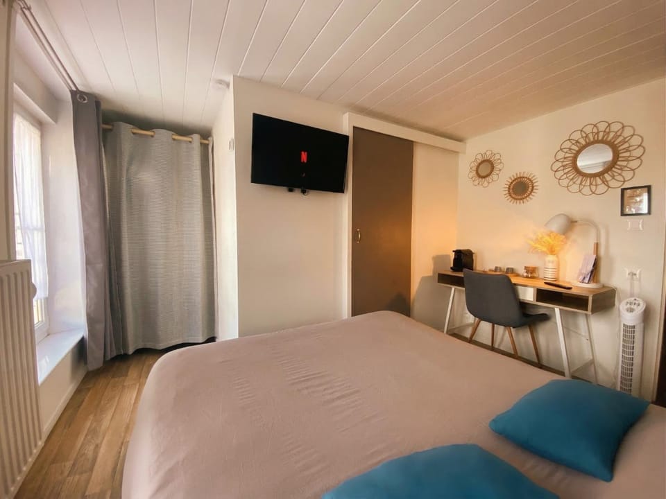 Seating area, Bedroom, flat iron, heating, wardrobe