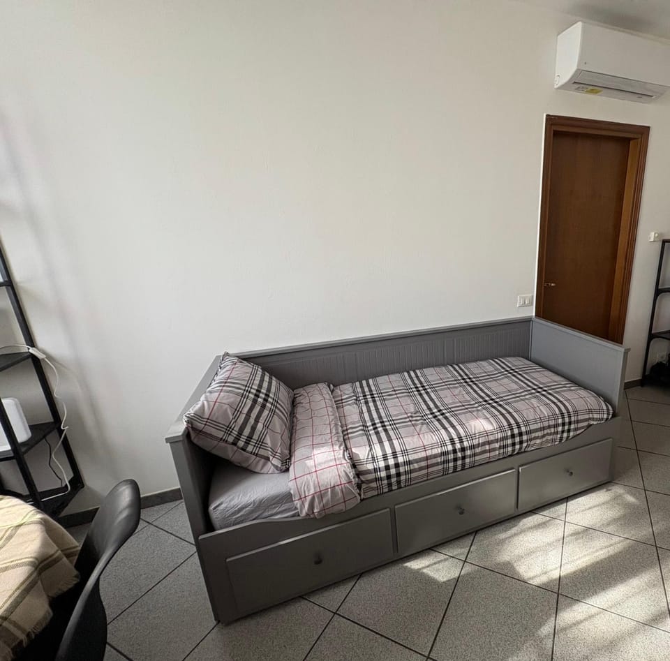 Bed, Living room