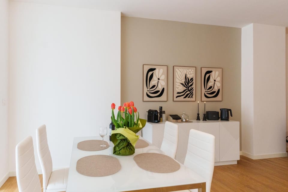 Coffee/tea facilities, Living room, Seating area, Dining area, toaster, kitchen