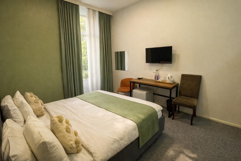 Bed, TV and multimedia, Bedroom