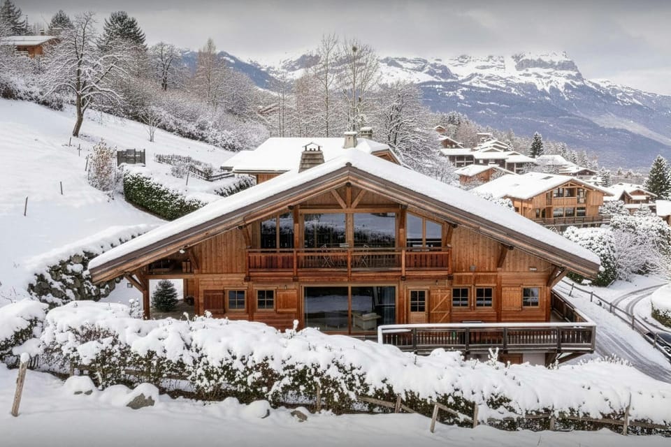 Property building, Day, Natural landscape, Winter, Mountain view