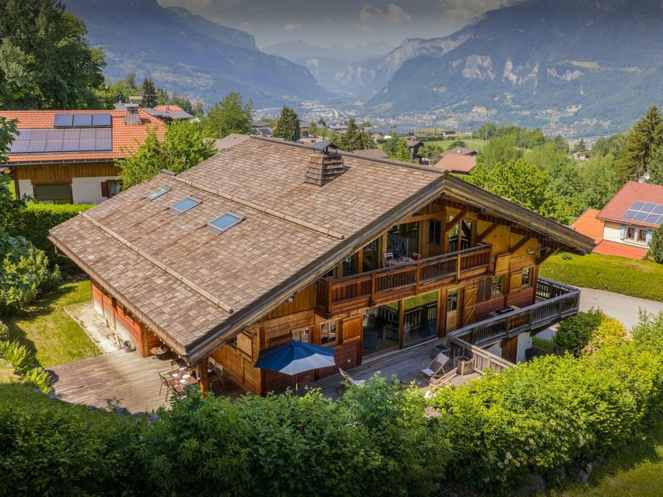 Property building, Day, Natural landscape, Summer, Mountain view