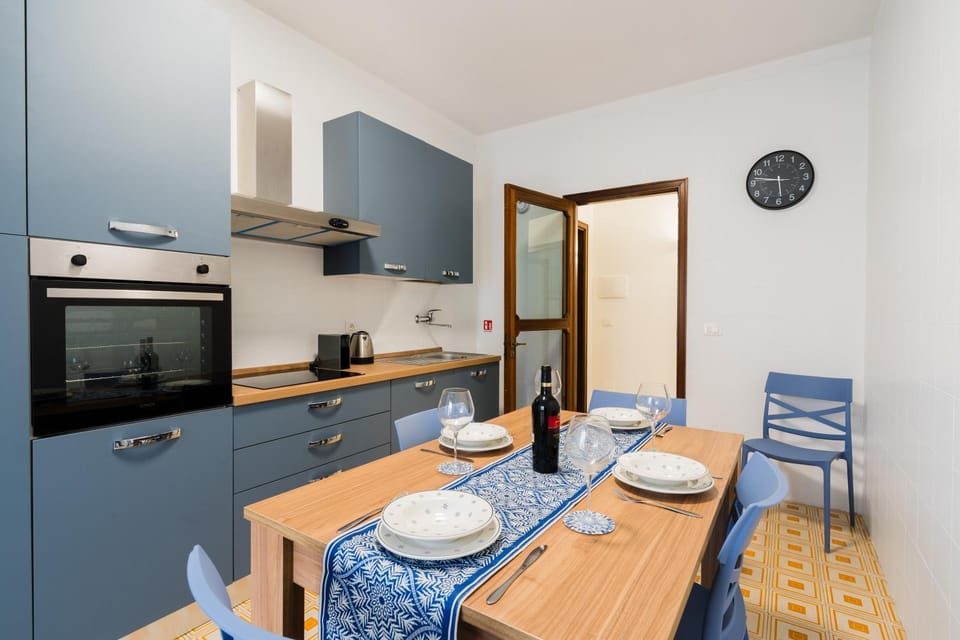 Kitchen or kitchenette, Dining area, oven, stove