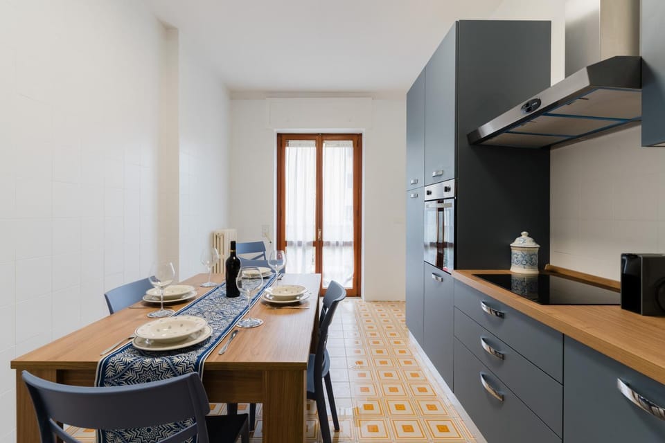 Kitchen or kitchenette, Dining area, oven, stove