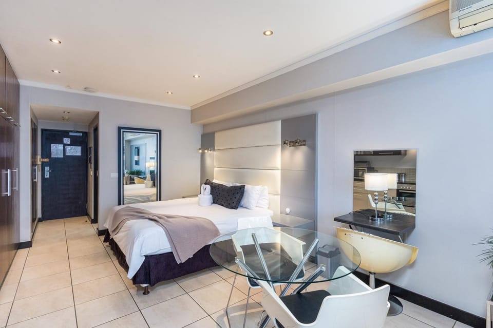 Bed, Dining area