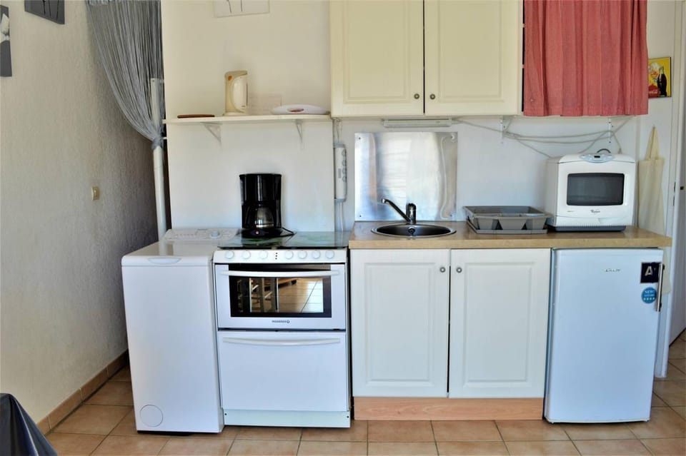 Kitchen or kitchenette, dishwasher, oven, stove