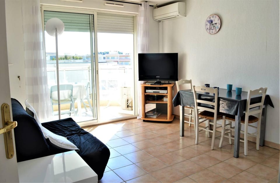 TV and multimedia, Seating area, Dining area, air conditioner