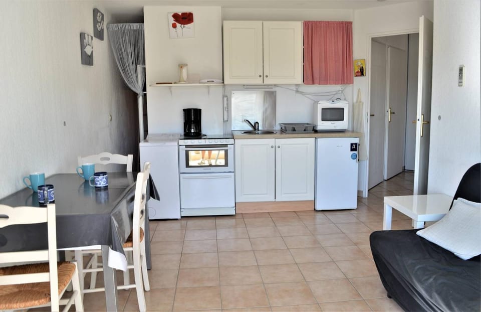Kitchen or kitchenette, Living room, Seating area, Dining area, oven, stove